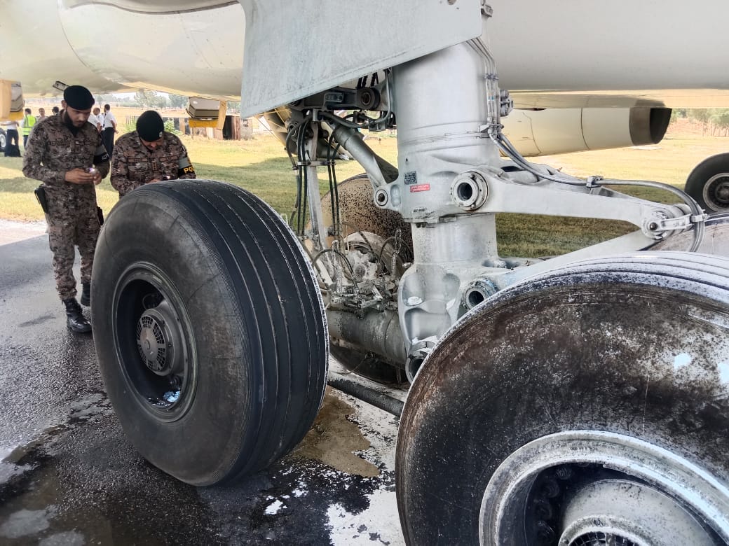 Τρόμος για επιβάτες πτήσης: Φωτιά σε τροχό αεροσκάφους κατά την προσγείωση