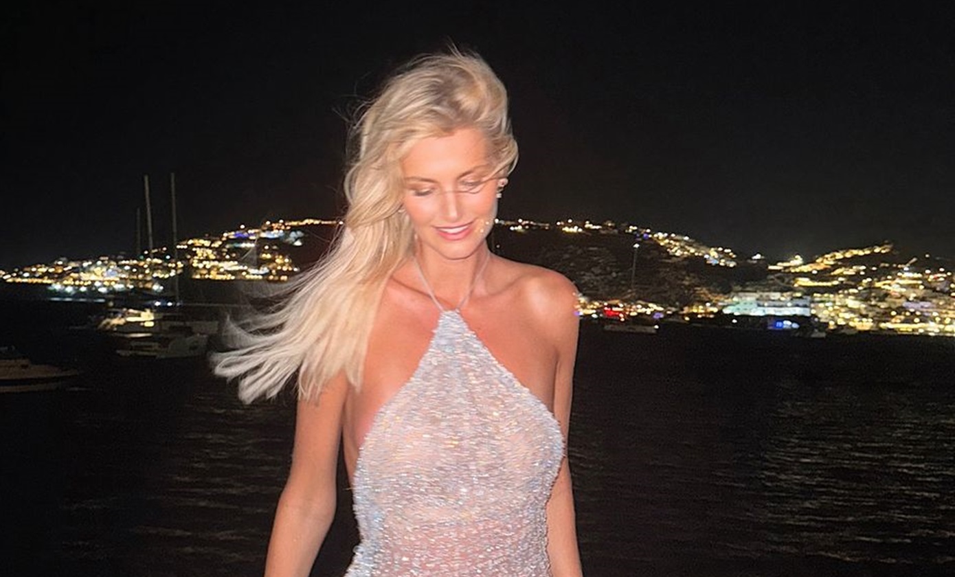Η Μαίρη Βιτινάρος εντυπωσιάζει στο Instagram με το διάφανο και σέξι μίνι φόρεμα της στην Μύκονο