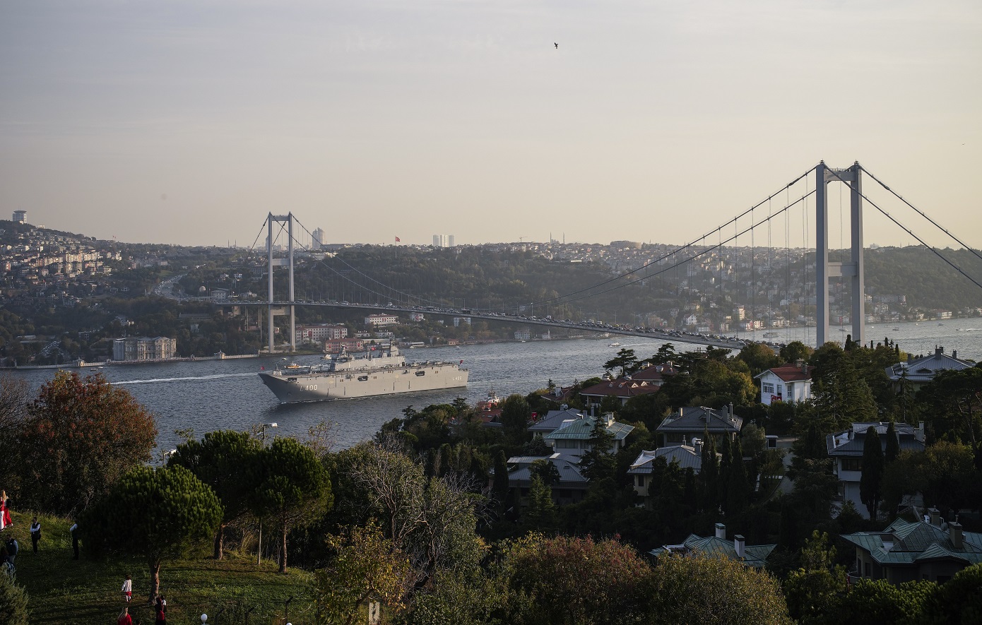 Αναστολή της θαλάσσιας κυκλοφορίας στον Βόσπορο μετά από βλάβη σε ρυμουλκό