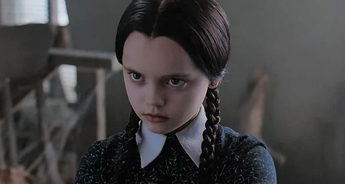 Το χτένισμα ωδή στη Wednesday Adams θα σας χαρίσει δύο look σε ένα και είναι εκνευριστικά εύκολο