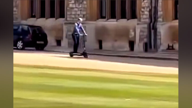 Ο πρίγκιπας Ουίλιαμ κάνει βόλτες με ηλεκτρικό πατίνι στο κάστρο του Ουίνδσορ