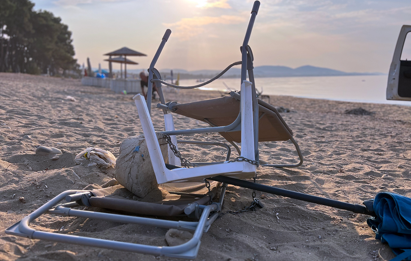 Ξαπλώστρες και ομπρέλες απομάκρυναν συνεργεία του δήμου Πολυγύρου από την παραλία των Καλυβών