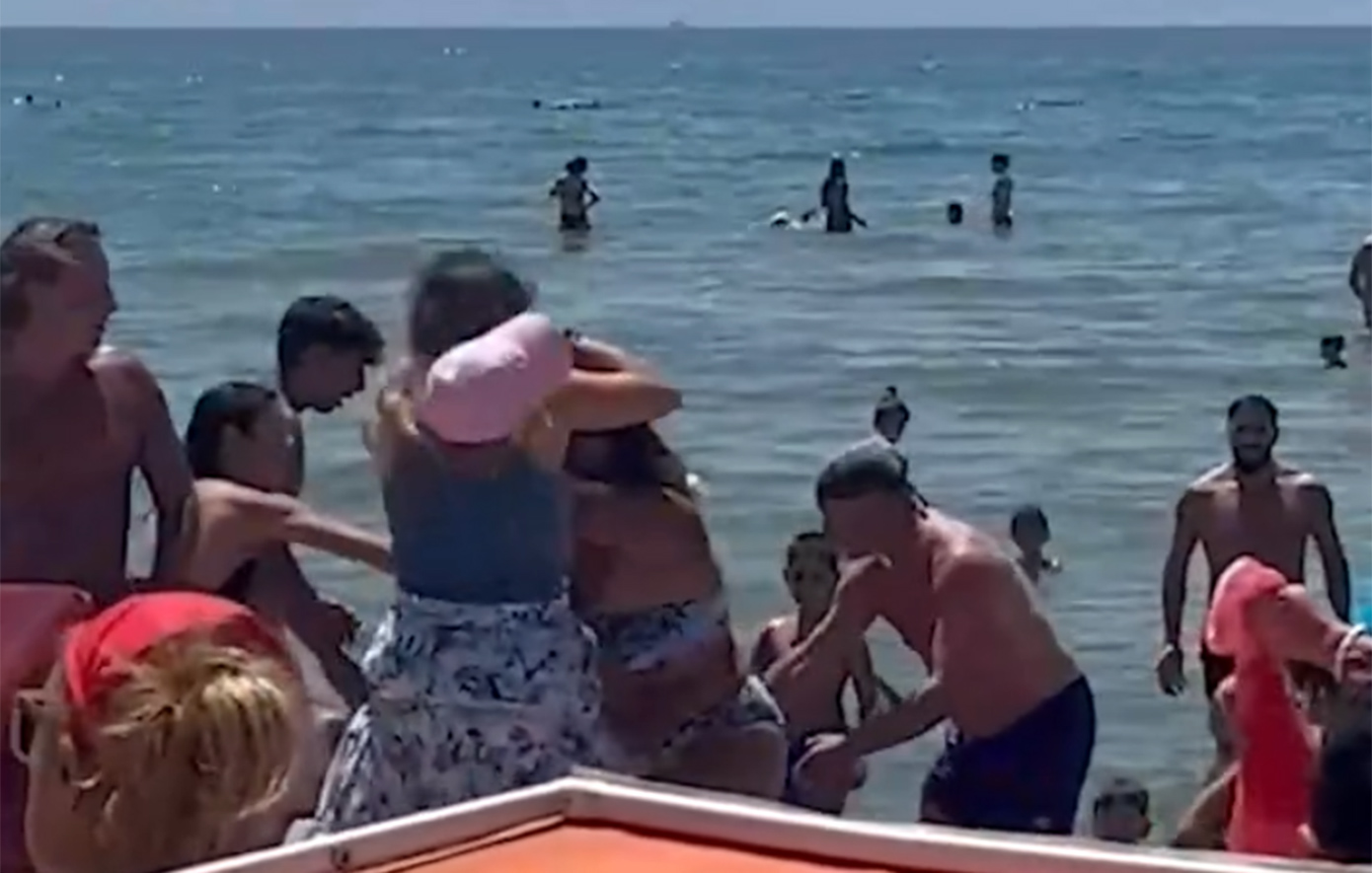 Άγριο μαλλιοτράβηγμα γυναικών για μια ξαπλώστρα σε παραλία της Ιταλίας &#8211; Δείτε το βίντεο