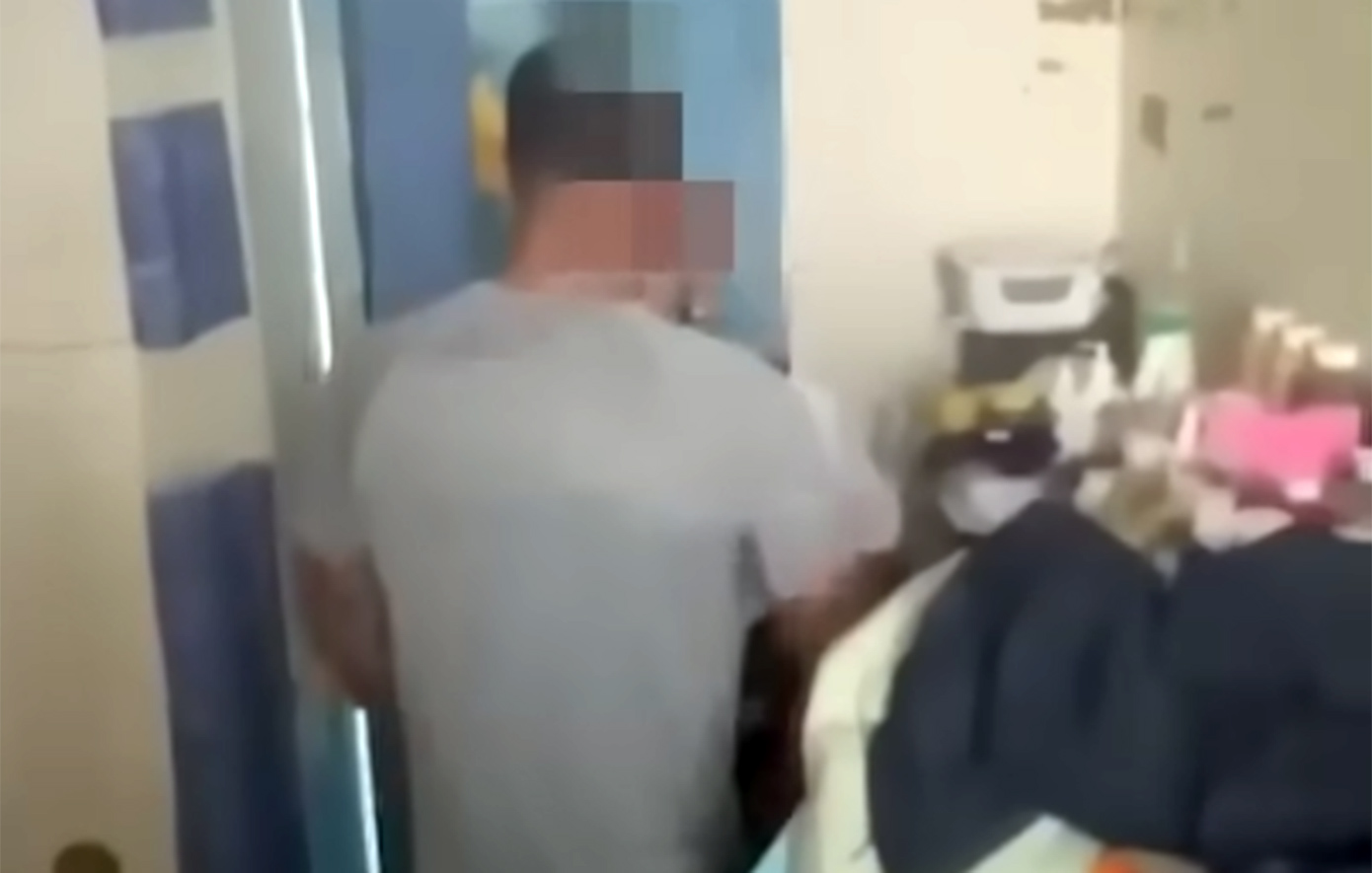 Σωφρονιστική υπάλληλος έκανε σεξ με κρατούμενο μέσα στο κελί του – Την κατέγραψαν σε βίντεο