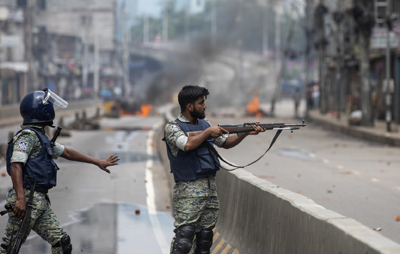 Στο Μπανγκλαντές επικρατεί «ο νόμος του όχλου» &#8211; Εκατοντάδες νεκροί και πλιάτσικο