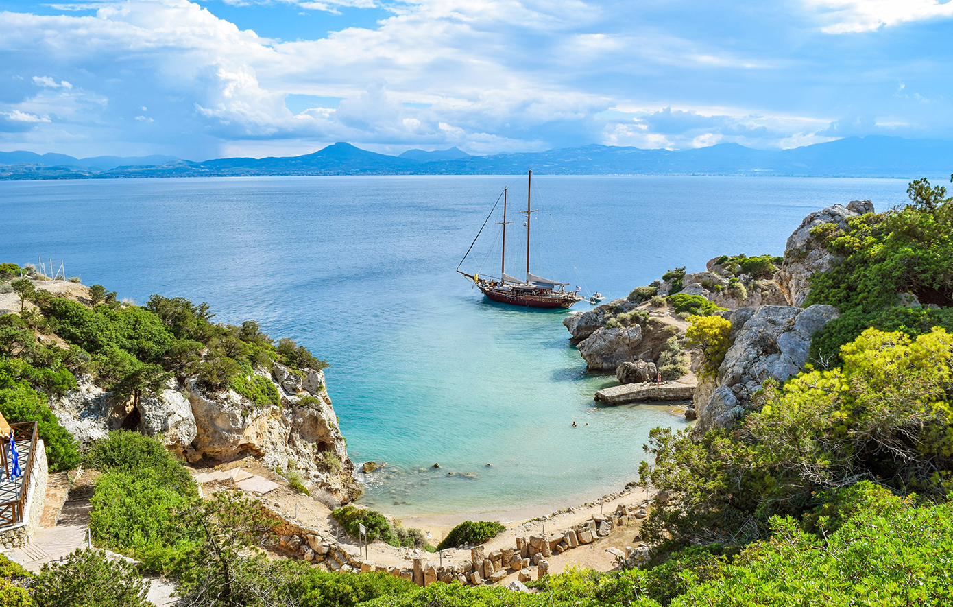 Στην παραλία Ηραίον στην Κορινθία θα ζήσετε μια ξεχωριστή εμπειρία