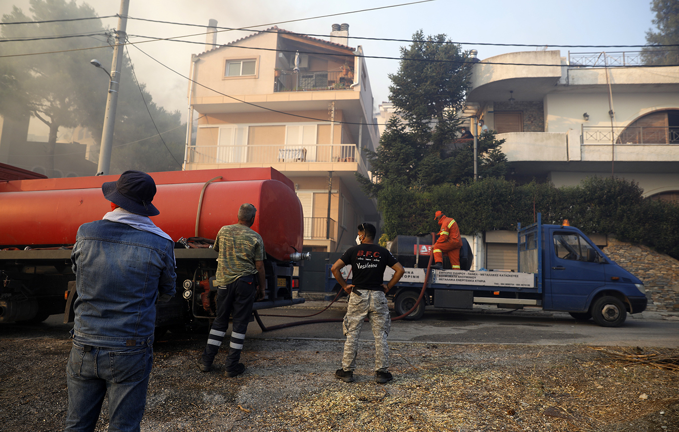 Φωτιά στην Αττική: Μάχη με τον χρόνο δίνουν τα συνεργεία ΑΔΜΗΕ και ΔΕΔΔΗΕ για την αποκατάσταση των ζημιών