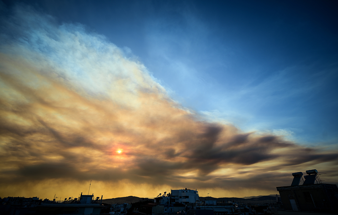 Ο μαύρος καπνός από τις φωτιές στην Εύβοια σκέπασε τον ουρανό της Αττικής – Γιγατόνοι άνθρακα εκλύονται στην ατμόσφαιρα