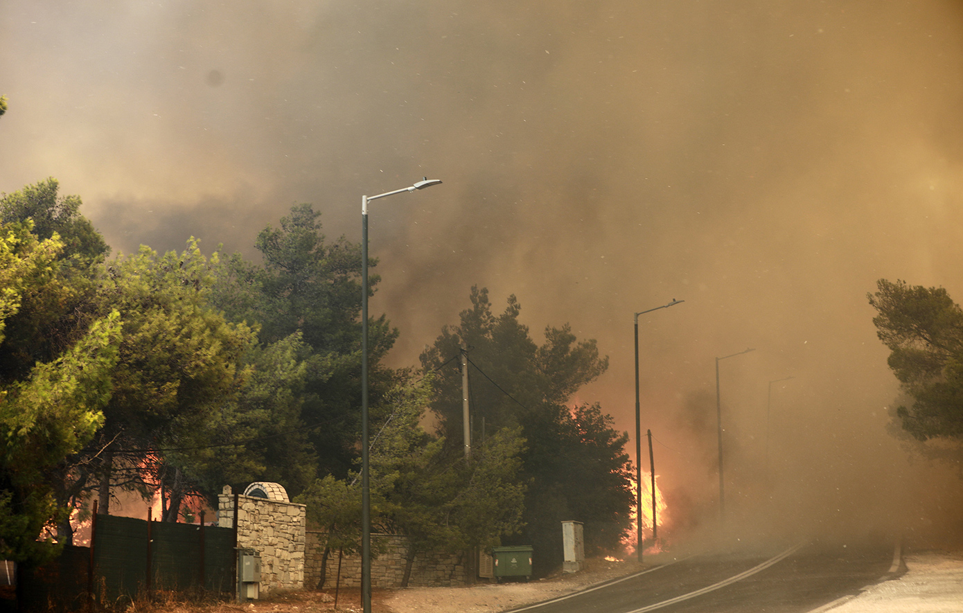 Σε συναγερμό η κυβέρνηση για τη συνδρομή βοήθειας προς τους πυρόπληκτους  