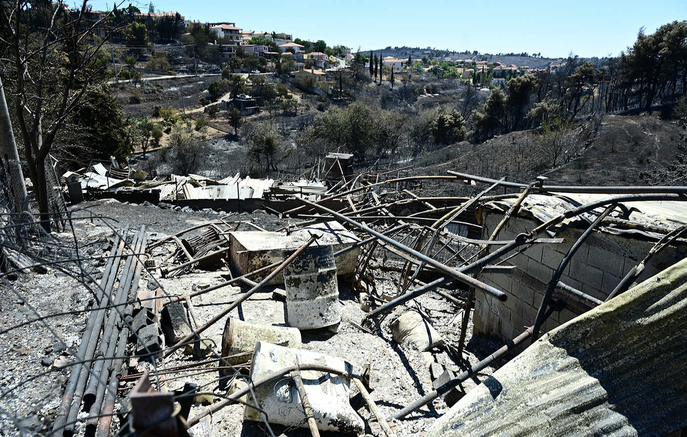 «Δεν πέρασε κανείς να μας πει κάτι για το πού να μείνουμε» &#8211; Καταγγελίες από πολίτες που έζησαν τη φωτιά στην Αττική