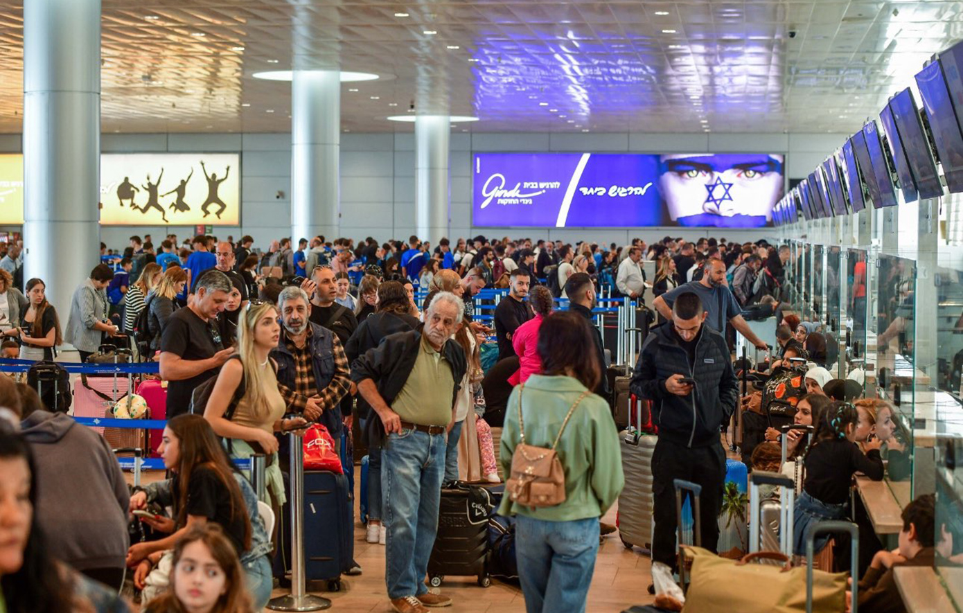 Χιλιάδες επιβάτες συνωστίζονται στο αεροδρόμιο Μπεν Γκουριόν του Τελ Αβίβ για να φύγουν από τη χώρα