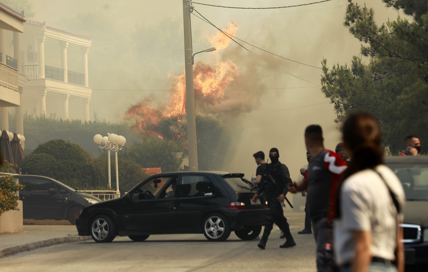 «Καίγονται σπίτια, δεν βλέπουμε πυροσβεστικό &#8211; Κλείστε, κλείστε!»: Δραματική μαρτυρία εθελοντή στα Βριλήσσια