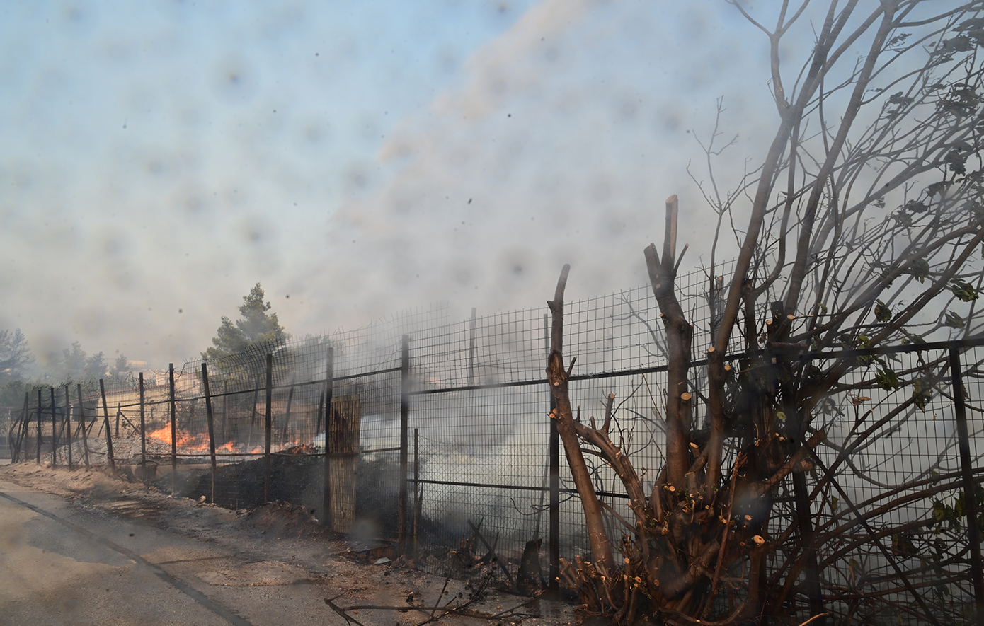 Συνελήφθη ζευγάρι για πυρκαγιές από πρόθεση και κατ’ εξακολούθηση στη Νέα Μάκρη &#8211; Αναζητείται ο γιος τους