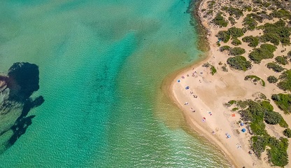 Το μποέμ νησί που προτιμούν οι διάσημοι για την ατμόσφαιρά του