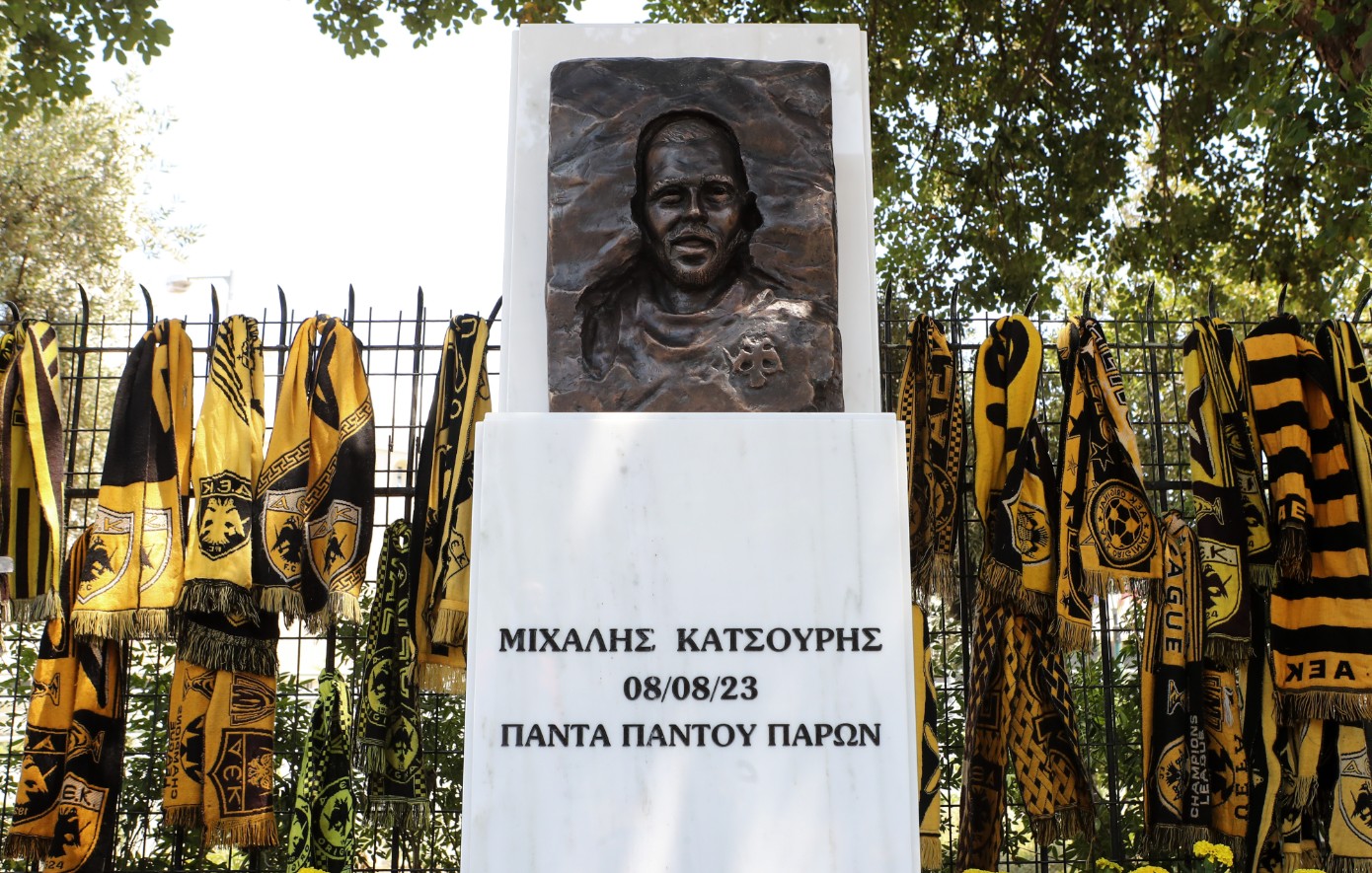 ΑΕΚ: Συγκίνηση στο ετήσιο μνημόσυνο του Μιχάλη Κατσούρη &#8211; Έγιναν τα αποκαλυπτήρια του μνημείου του
