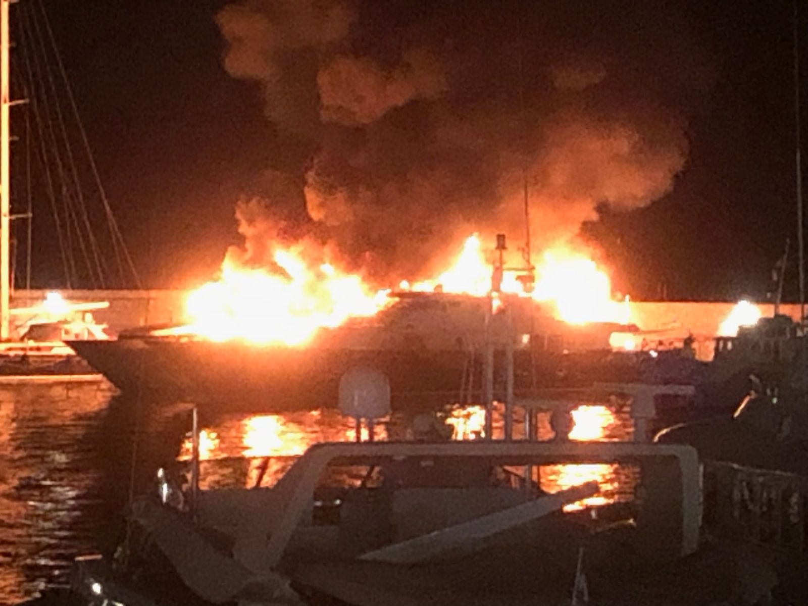 Στις φλόγες τρία σκάφη στη Μαρίνα Ζέας &#8211; Βίντεο και φωτογραφίες