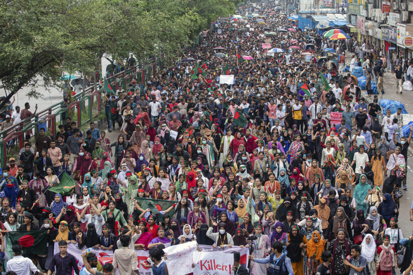 Χάος στο Μπανγκλαντές- Επτά νεκροί από συγκρούσεις με την αστυνομία, καθώς οι διαδηλωτές πιέζουν για την παραίτηση της πρωθυπουργού