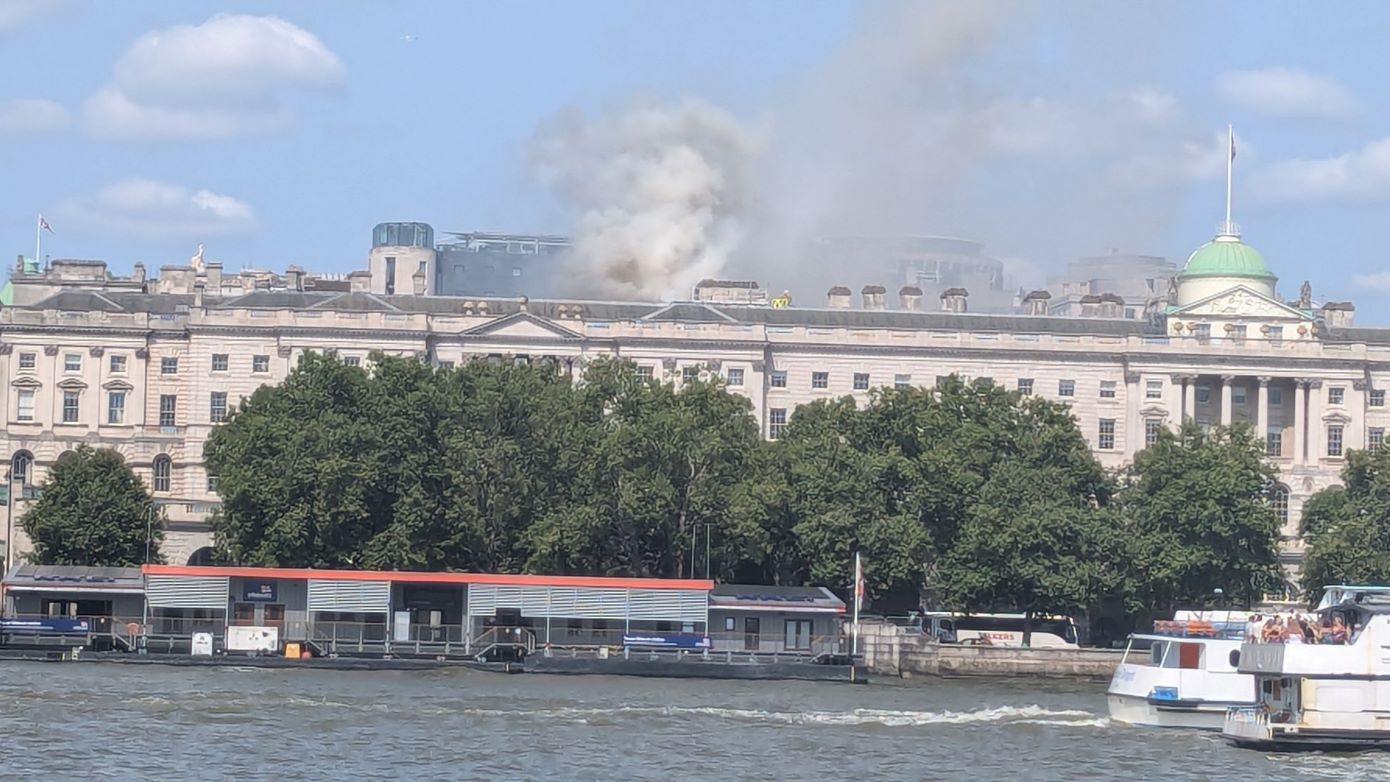 Φωτιά στο ιστορικό βασιλικό παλάτι Somerset House του Λονδίνου &#8211; Ερευνώνται τα αίτια