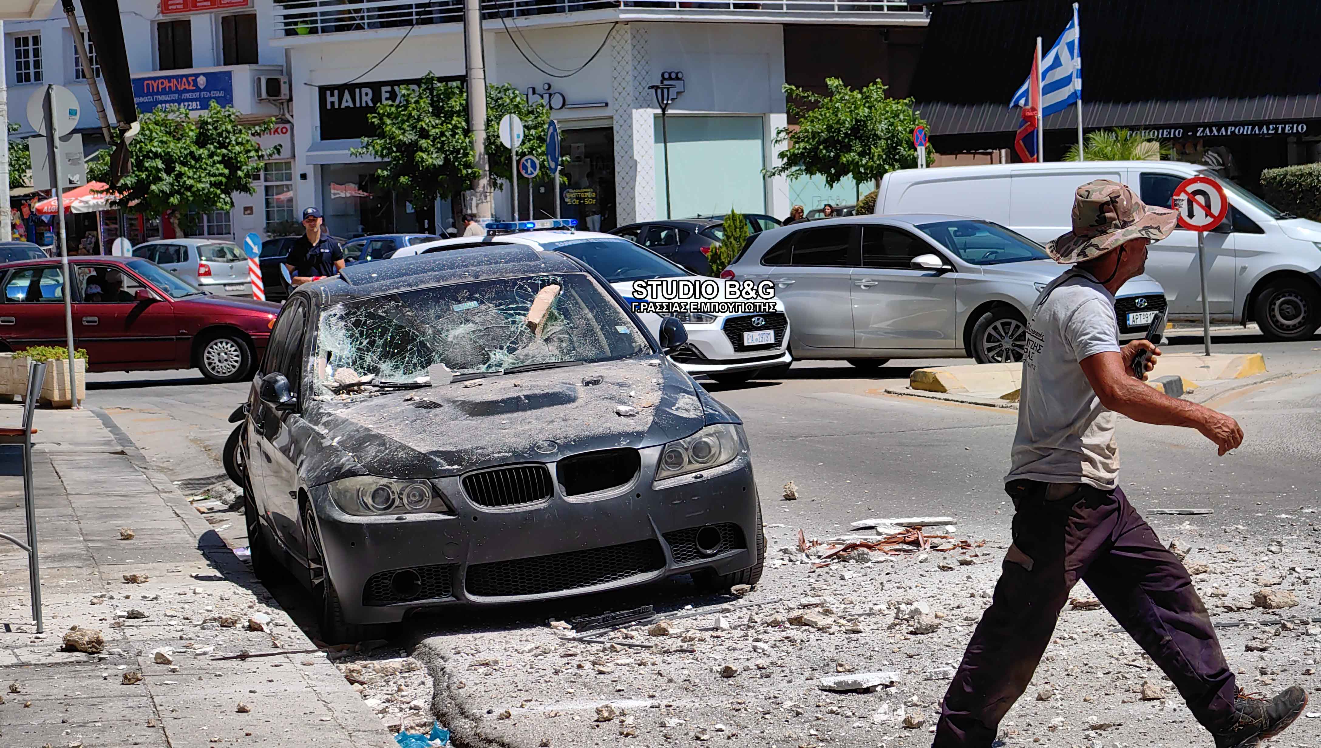 Μπαλκόνι κατέρρευσε πάνω σε παρκαρισμένα αυτοκίνητα στο Ναύπλιο