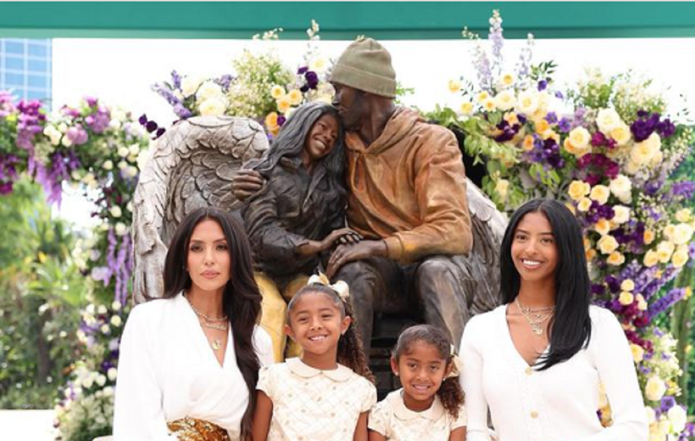 Οι Λέικερς αποκάλυψαν άγαλμα προς τιμήν του Κόμπι Μπράιαντ &#8211; Αγκαλιάζει την κόρη του Τζιάνα που έχει φτερά αγγέλου
