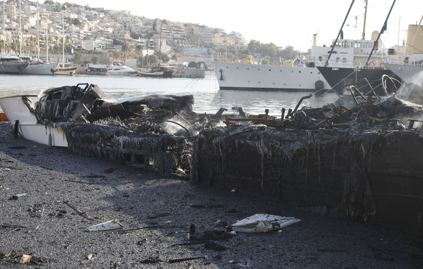Μαρίνα Ζέας: Στα 30 εκατ. ευρώ οι ζημιές από τη φωτιά &#8211; «Μάχη» για να αποφευχθεί η θαλάσσια ρύπανση