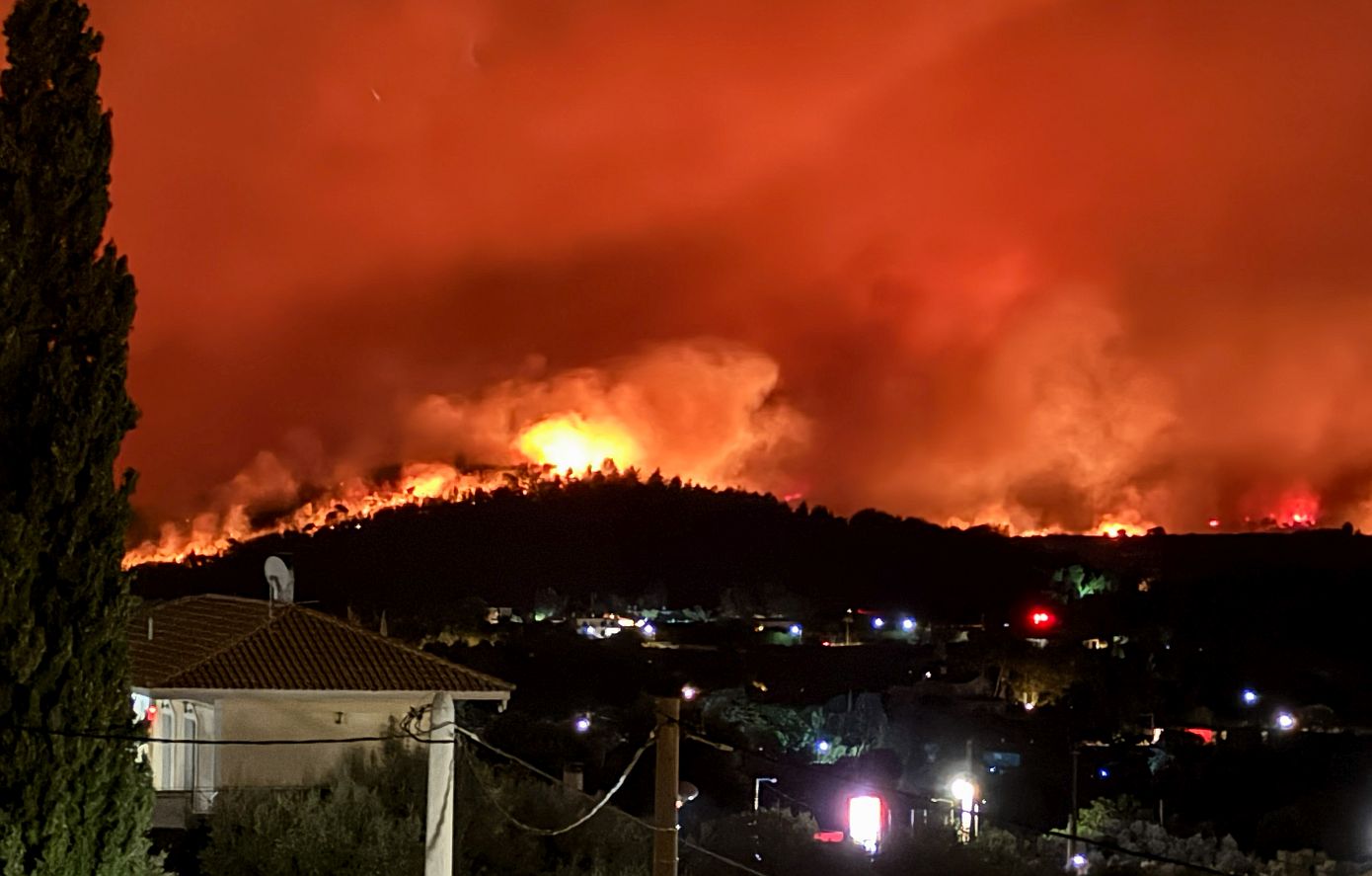 Φωτιά στον Βαρνάβα &#8211; Λέκκας: Γιατί είναι δύσκολο να σβήσουν οι εστίες της πυρκαγιάς