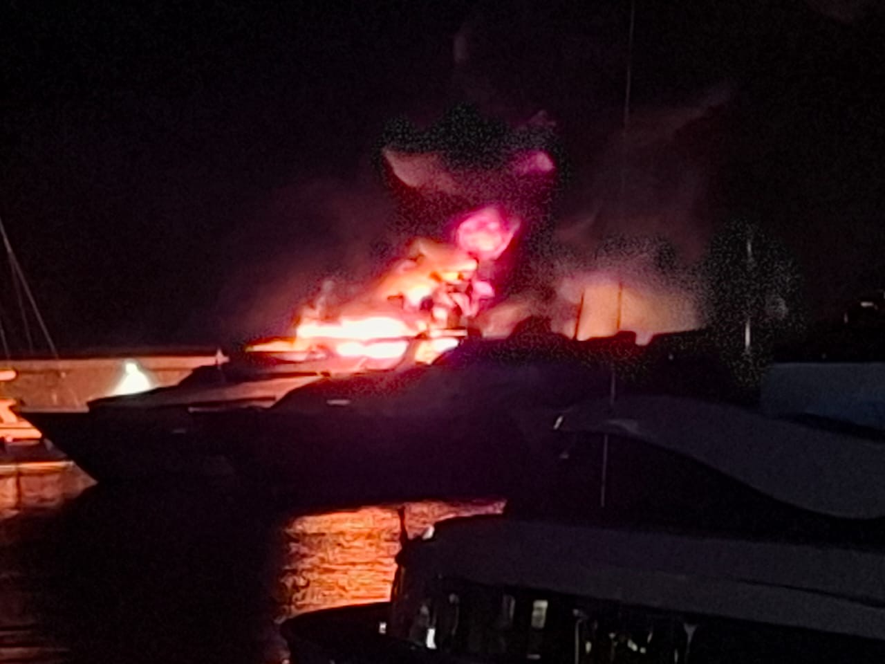 Καίγεται σκάφος στη Μαρίνα Ζέας