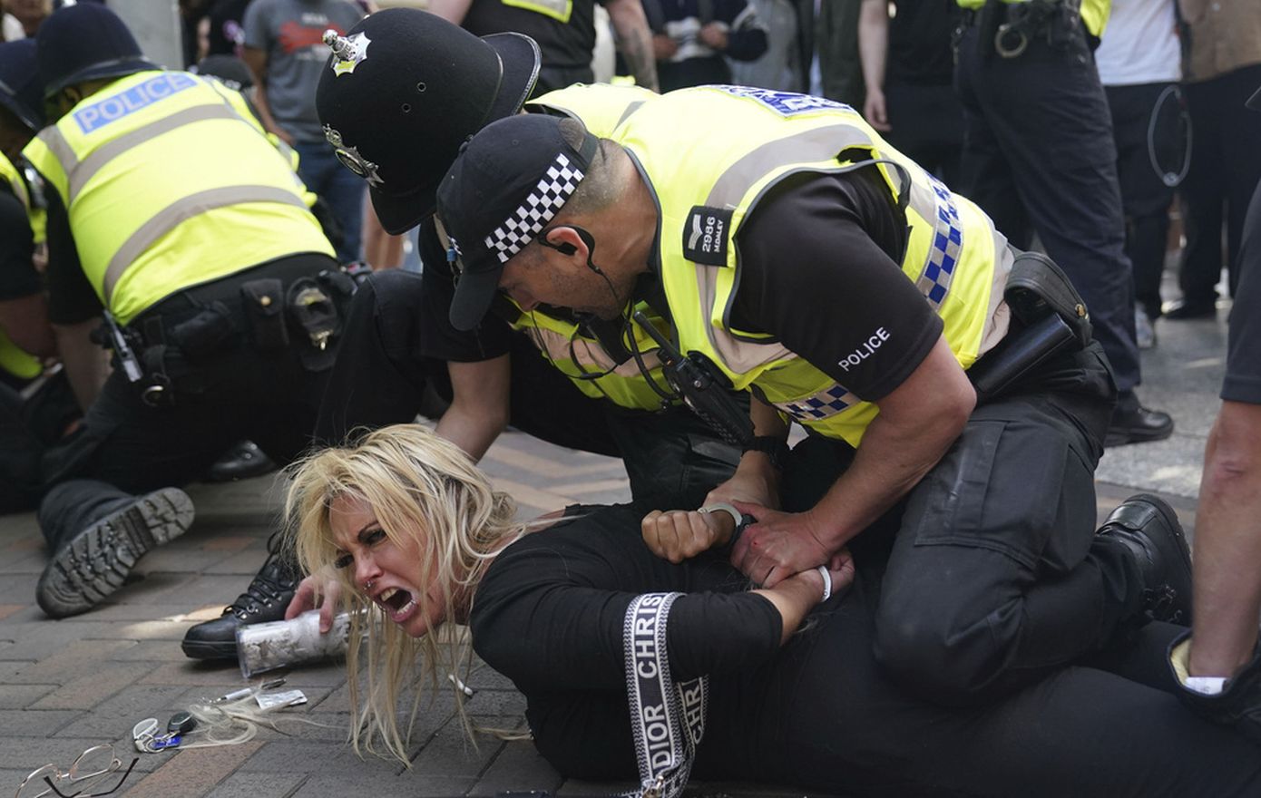 Η εσφαλμένη πληροφορία που πυροδότησε τις βίαιες διαμαρτυρίες κατά των μεταναστών στη Βρετανία