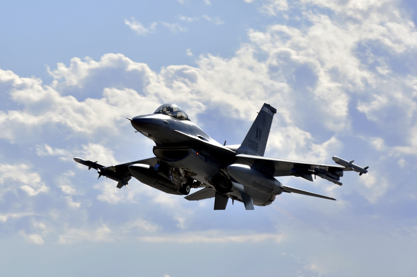 Πολεμικά πλοία και μαχητικά αεροσκάφη των ΗΠΑ κατευθύνονται στη Μέση Ανατολή – Ενισχύονται οι αμερικάνικες δυνάμεις