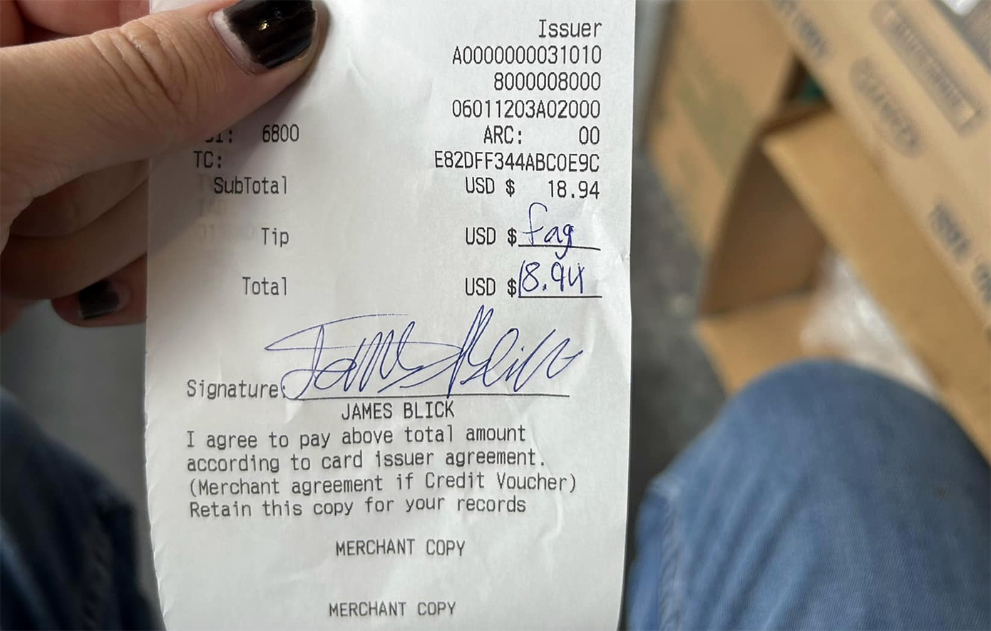 Πελάτης εστιατορίου έγραψε ομοφοβικό σχόλιο για τον σερβιτόρο πάνω στην απόδειξη – Συντετριμμένος ο εργαζόμενος έβαλε τα κλάματα