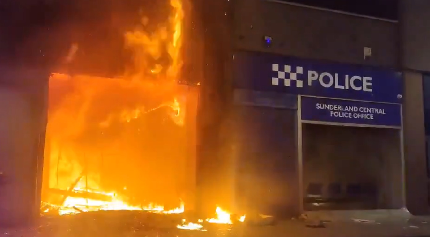 Συνεχίζονται οι βίαιες ταραχές στη Βρετανία – Διαδηλωτές λεηλάτησαν κι πυρπόλησαν αστυνομικό τμήμα στο Σάντερλαντ
