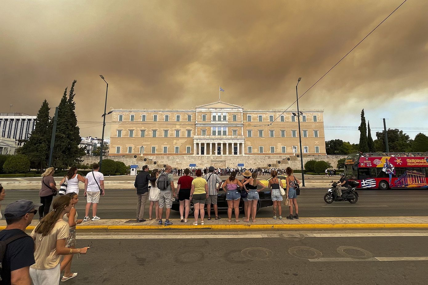 10+1 εικόνες μιας Αθήνας που έχει «πνιγεί» από τους καπνούς της φωτιάς που μαίνεται στο Βαρνάβα