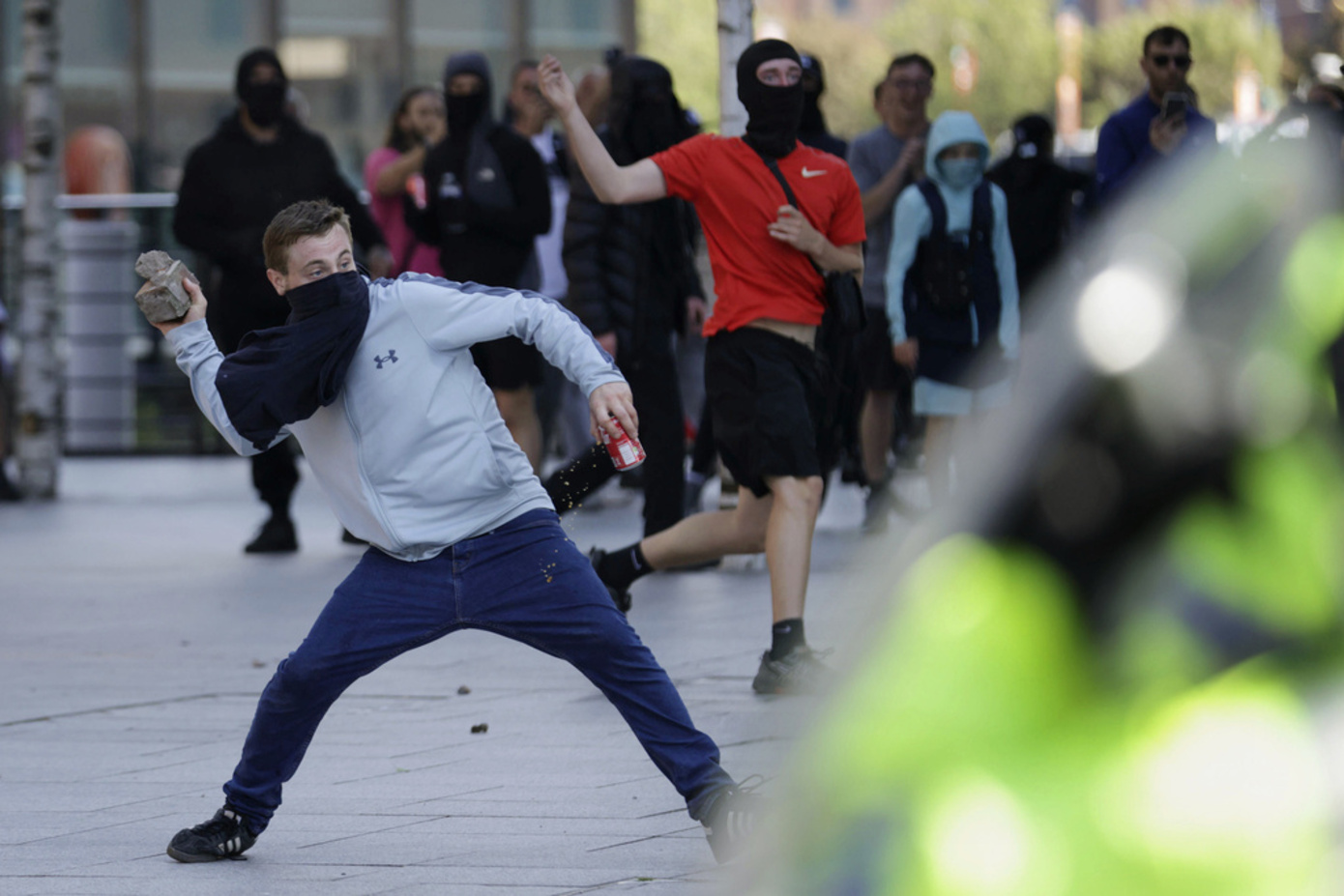 Τουλάχιστον 90 συλλήψεις μετά τις ταραχές σε αντιμεταναστευτικές διαδηλώσεις στη Βρετανία