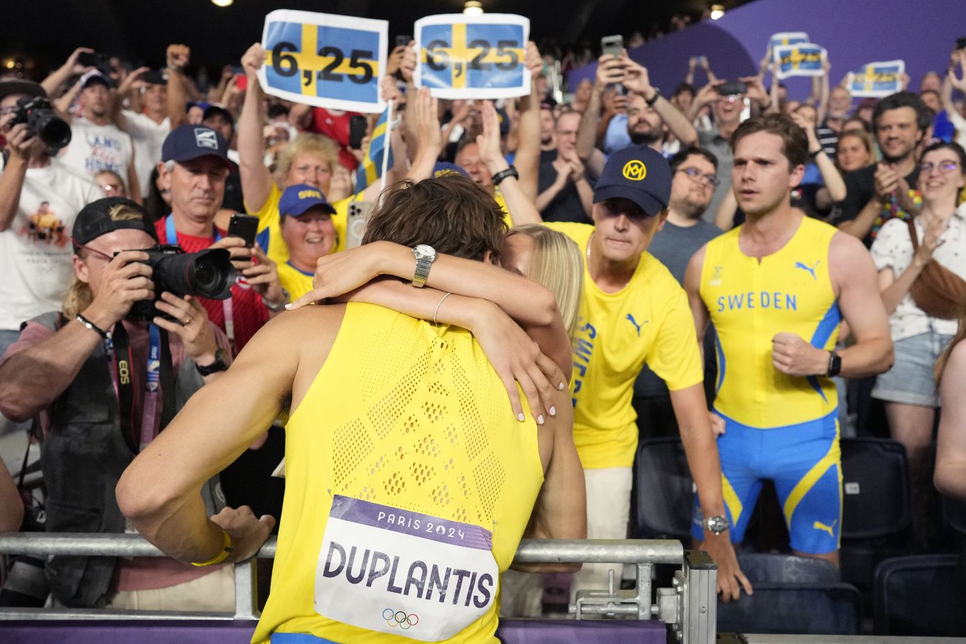 Ολυμπιακοί Αγώνες 2024: H αγκαλιά και τα φιλιά του Ντουπλάντις με τη σύντροφό του μετά τα 6.25 μ.