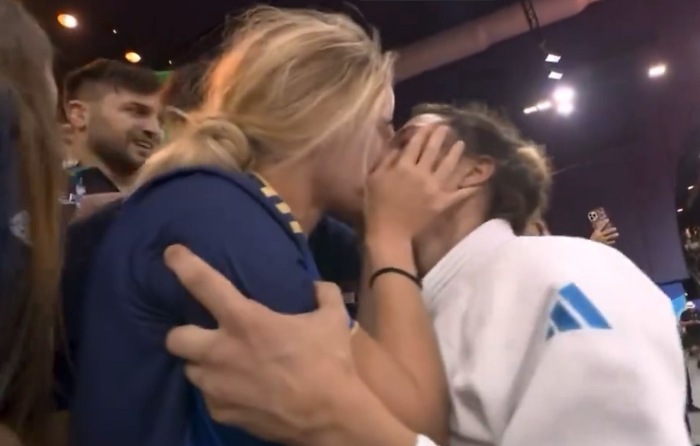 Ολυμπιακοί Αγώνες 2024: Ιταλίδα τζουντόκα φίλησε συγκινημένη τη σύντροφό της μπροστά στη Τζόρτζια Μελόνι