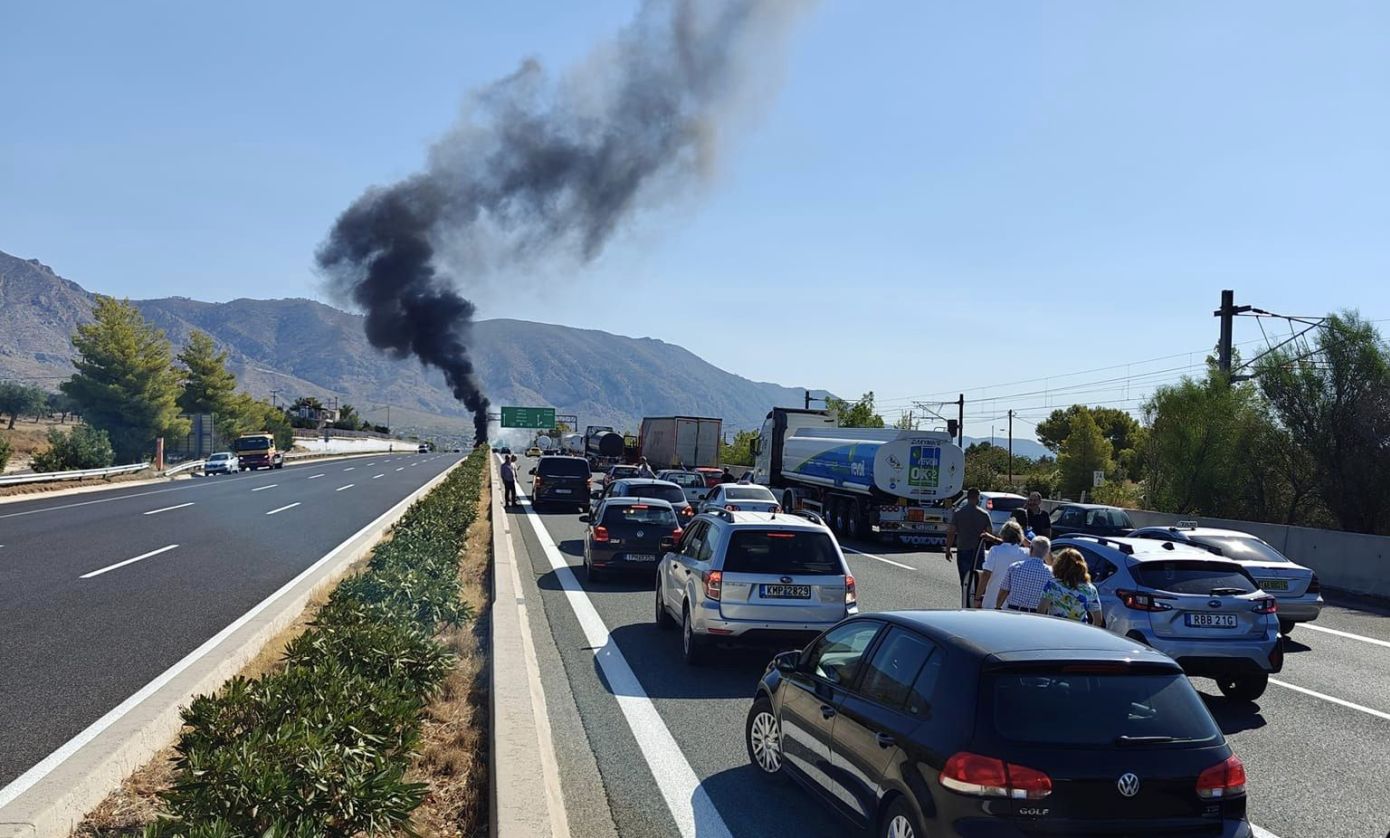 Έσβησε η φωτιά στο βυτιοφόρο στην Αθηνών-Κορίνθου, καθαρίζεται το οδόστρωμα από το πετρέλαιο &#8211; Κλειστό το ρεύμα προς Αθήνα