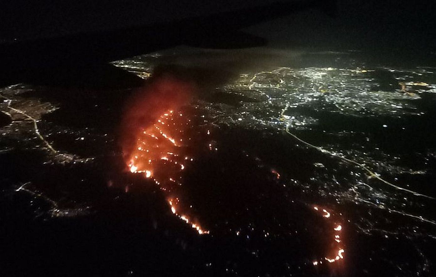 Φωτιά στον Βαρνάβα: Συγκλονιστικές εικόνες από ψηλά αποτυπώνουν την έκταση του πύρινου μετώπου