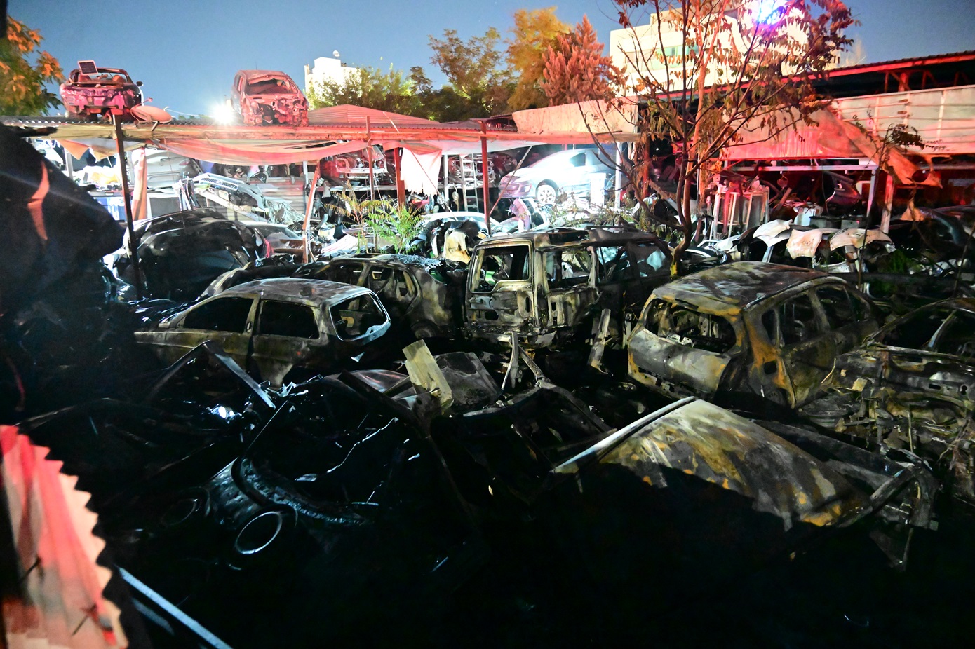 Έσβησε η φωτιά στη μάντρα αυτοκινήτων στους Αγίους Αναργύρους – Κάηκαν πολλά αυτοκίνητα