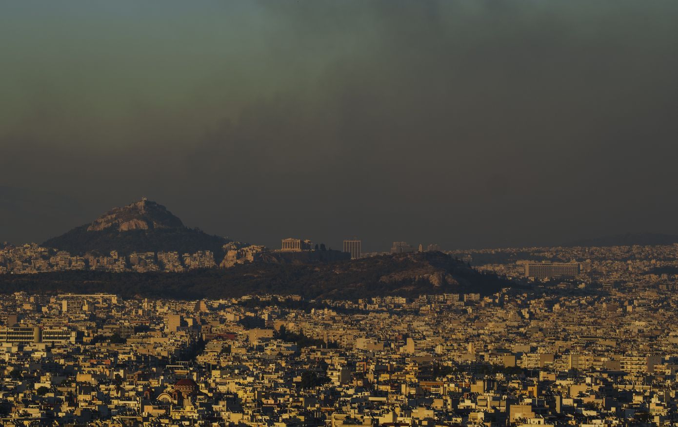 Live η εξέλιξη της φωτιάς στην Αττική &#8211; Σε διάσπαρτες εστίες η μάχη με τις φλόγες, φόβοι για αναζωπυρώσεις