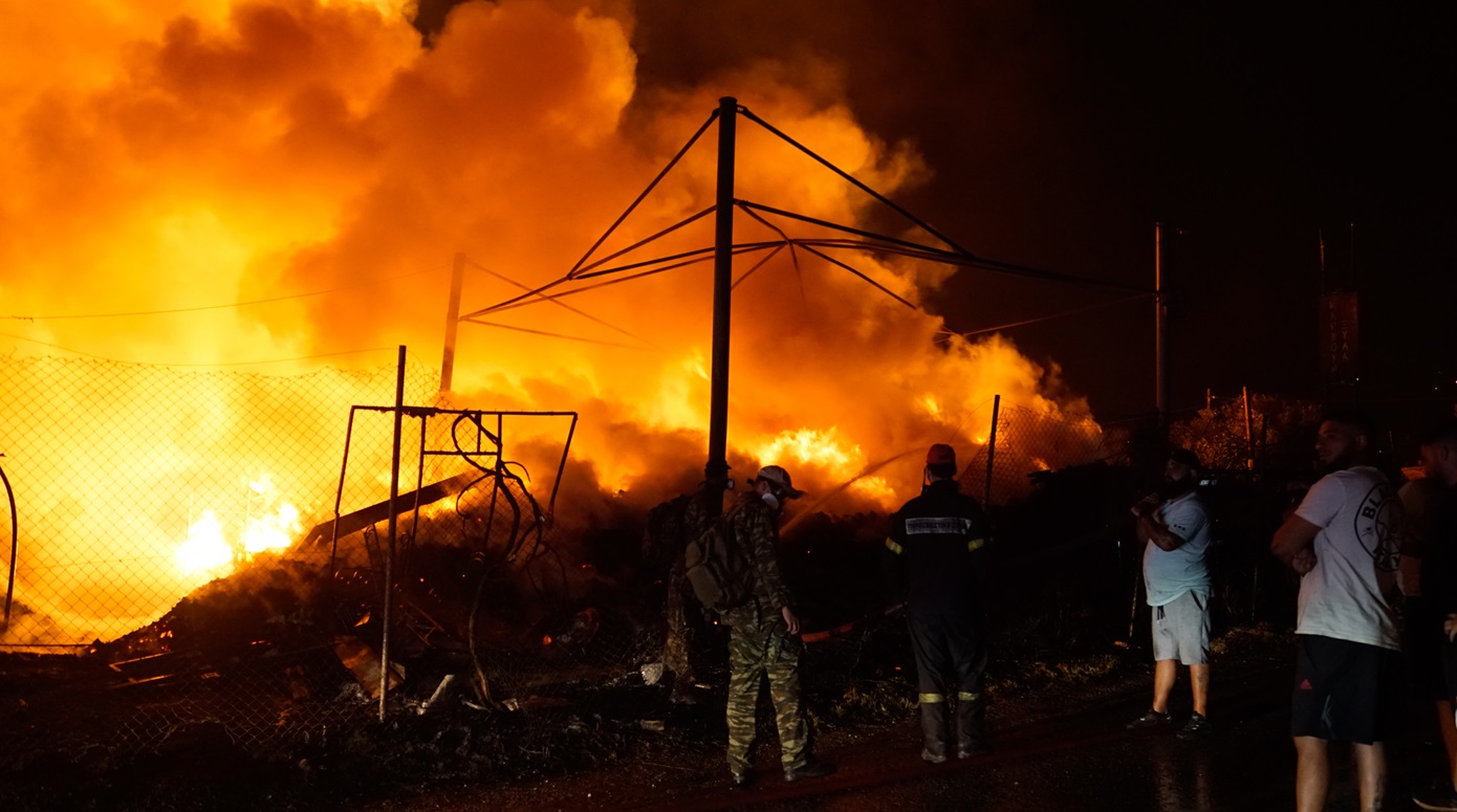 Εκτός ελέγχου η πυρκαγιά στη Νέα Μάκρη, απειλούνται σπίτια – Νέο 112 για εκκένωση του οικισμού Ερυθρός