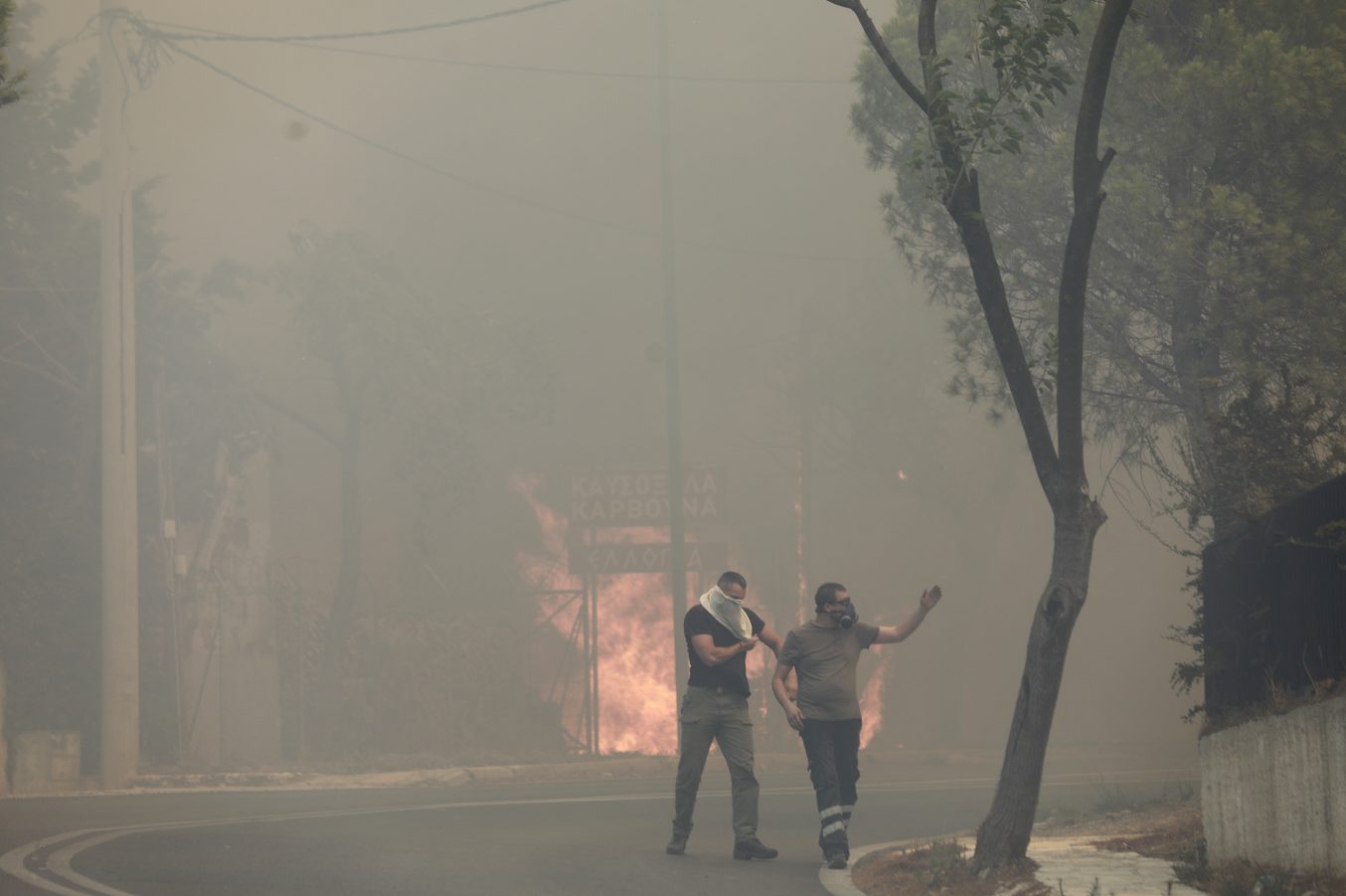 Καίγονται σπίτια στο Πάτημα Χαλανδρίου – Η φωτιά περικύκλωσε το συνεργείο του τηλεοπτικού σταθμού Alpha