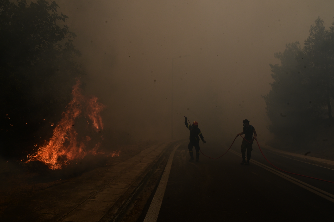 Πύρινη κόλαση στην Πεντέλη – Η φωτιά έκαψε ένα ολόκληρο σχολικό συγκρότημα