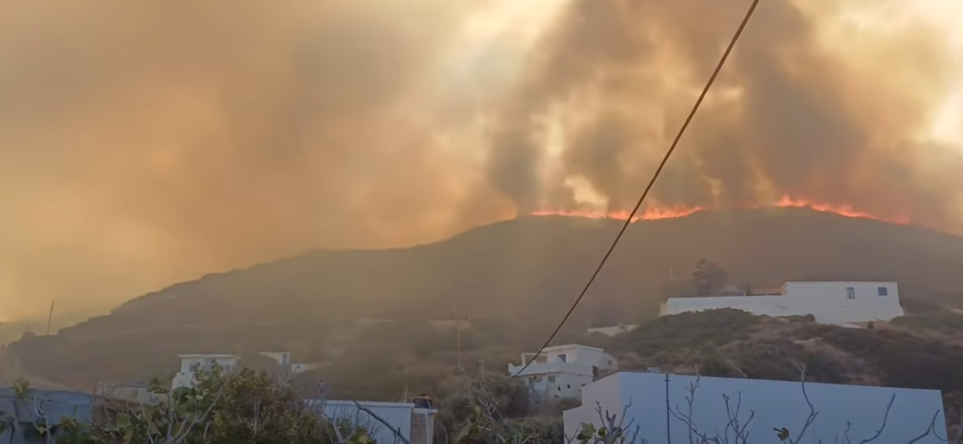 Μεγάλη φωτιά καίει τους Φούρνους Ικαρίας &#8211; Ολονύχτια μάχη με τις φλόγες &#8211; 112 για την απομάκρυνση κατοίκων