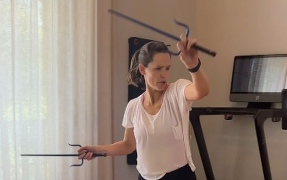 H Τζένιφερ Γκάρνερ δείχνει τη σκληρή γυμναστική που κάνει για τον ρόλο της σε ταινία της Marvel