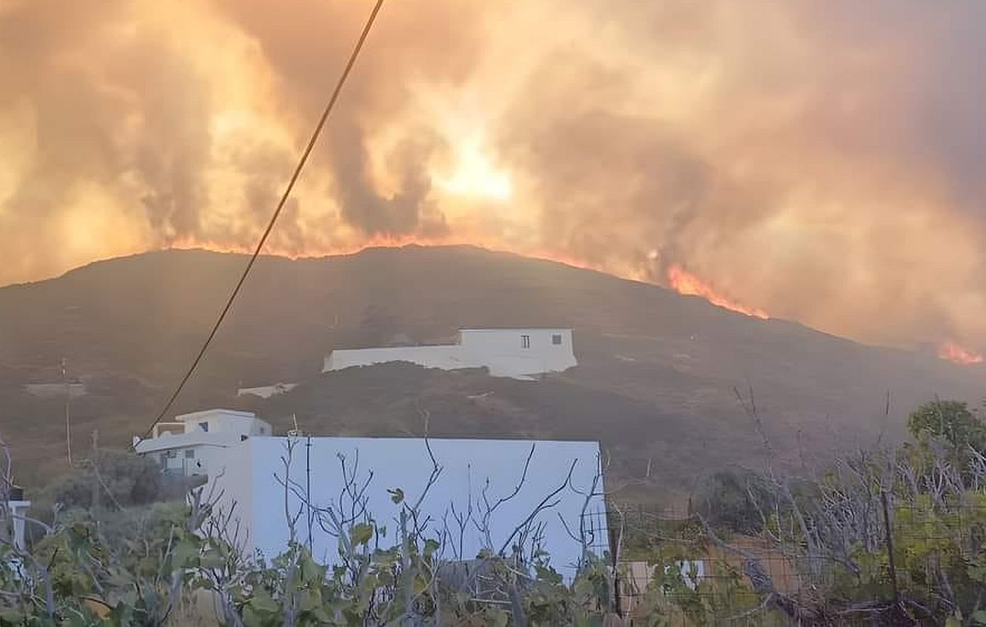 Σε εξέλιξη είναι η φωτιά στους Φούρνους Ικαρίας &#8211; 16 άτομα απομακρύνθηκαν με πλωτό του Λιμενικού