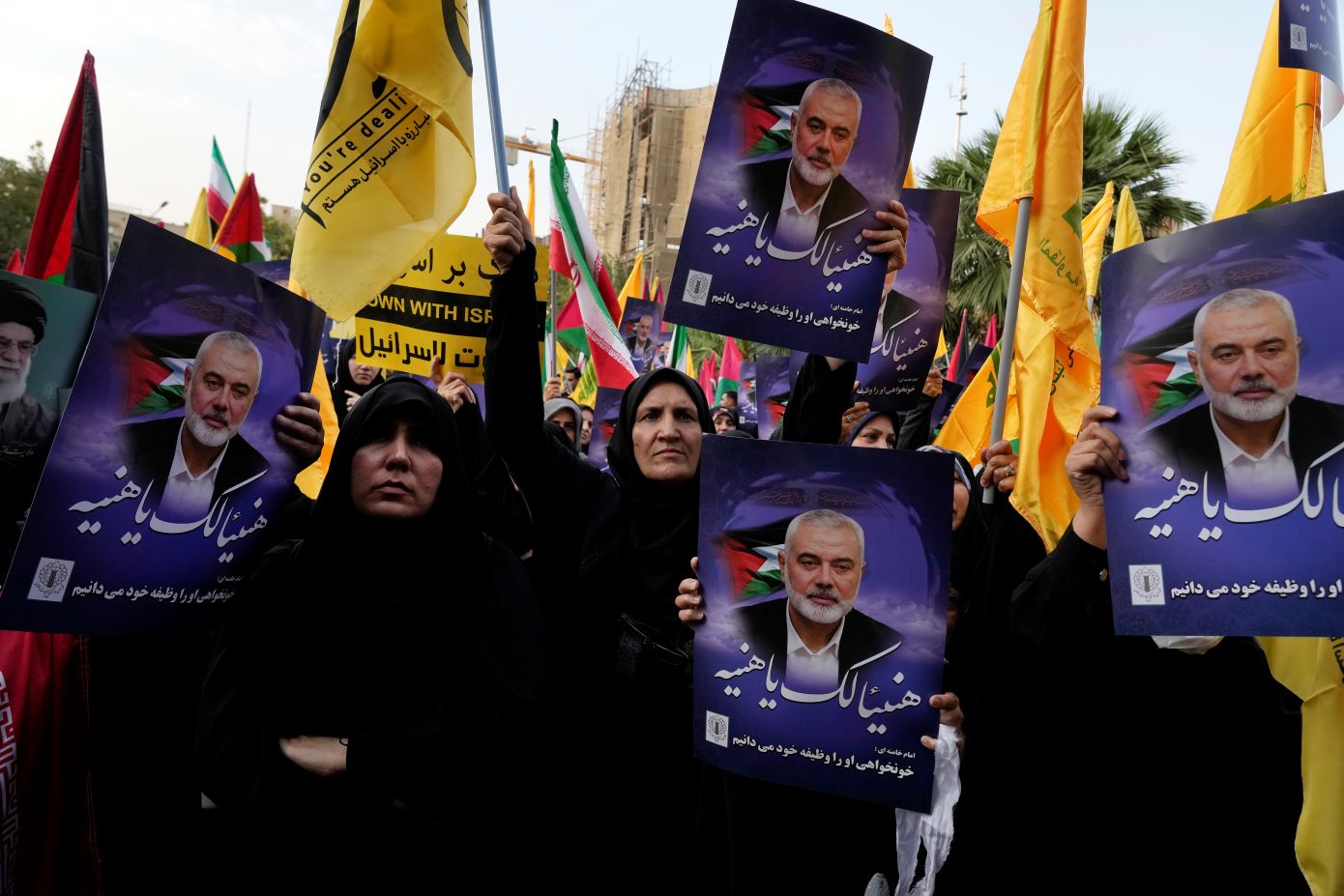 Χιλιάδες συρρέουν για την κηδεία του Χανίγια στην Τεχεράνη &#8211; Φόβοι για «άμεσο χτύπημα» από το Ιράν σε Ισραήλ