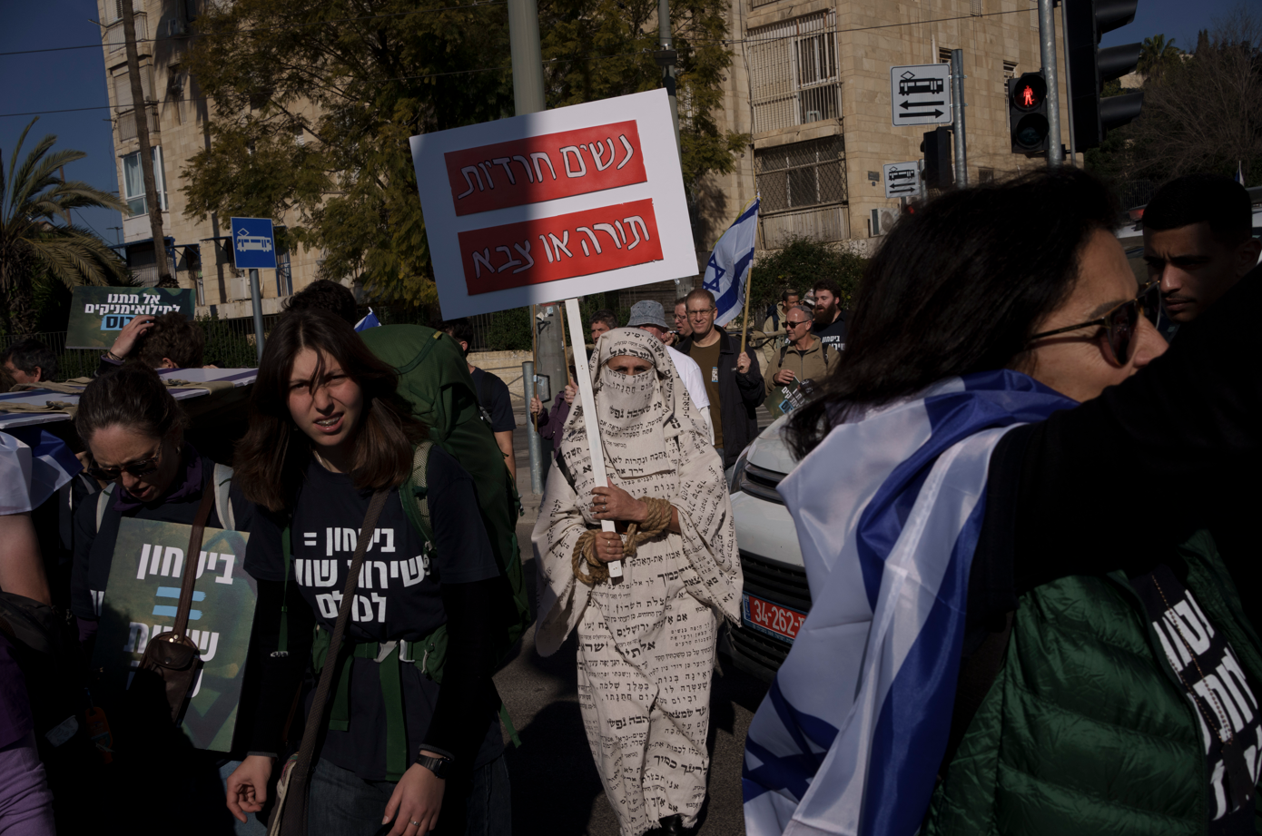 Δεκάδες μέλη υπερορθόδοξων Εβραίων εισέβαλαν σε στρατολογικό γραφείο &#8211; Αντιστέκονται στη συνέχιση στράτευσης των Χαρεντί