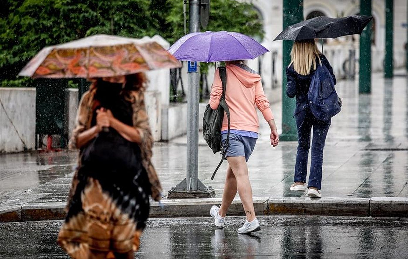 Καιρός: Βροχές και καταιγίδες και την Κυριακή με άνοδο της θερμοκρασίας: Πού έπεσαν πάνω από 50.000 κεραυνοί