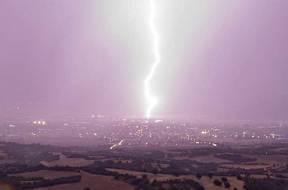 Εντυπωσιακή φωτογραφία από πτώση κεραυνού στη Θεσσαλονίκη