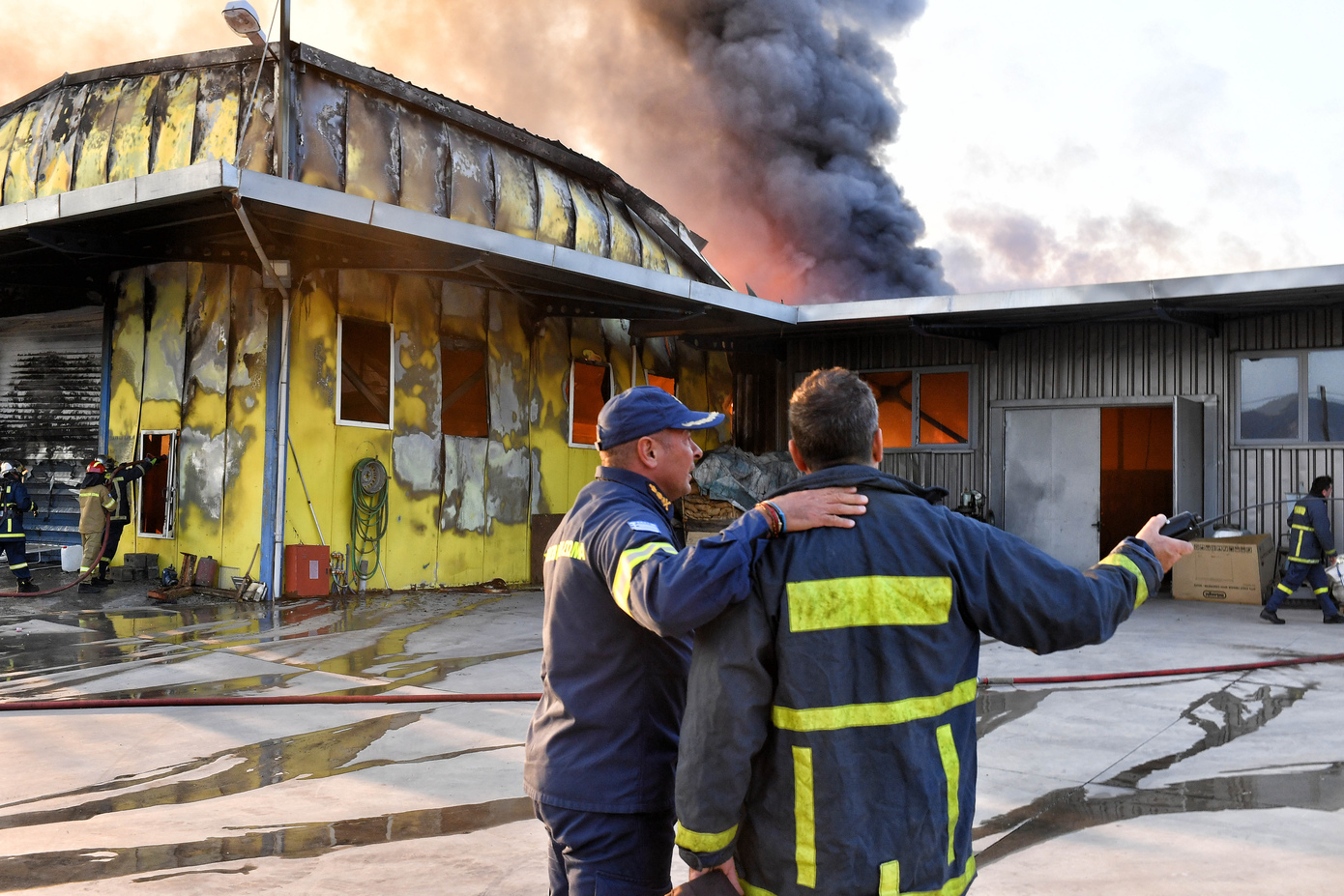 Βιομηχανία στα Εξαμίλλια Κορινθίας καταστράφηκε ολοσχερώς από φωτιά